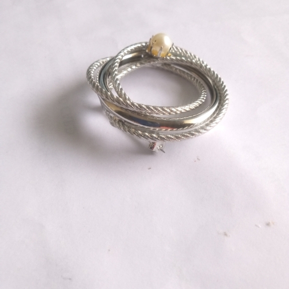 Vintage BROOCH Faux Pearl Interocking Circles Silver Tone 1980's Wreath Design - Picture 2 of 6